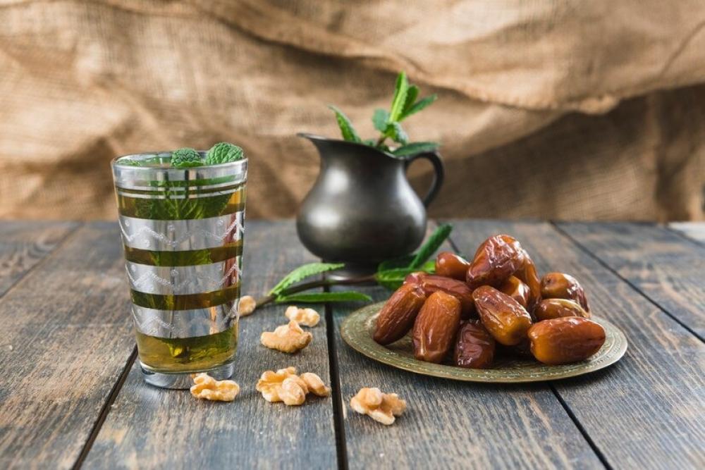 فوائد التمر على الريق: كيف يعزز يومك بالطاقة والنشاط؟