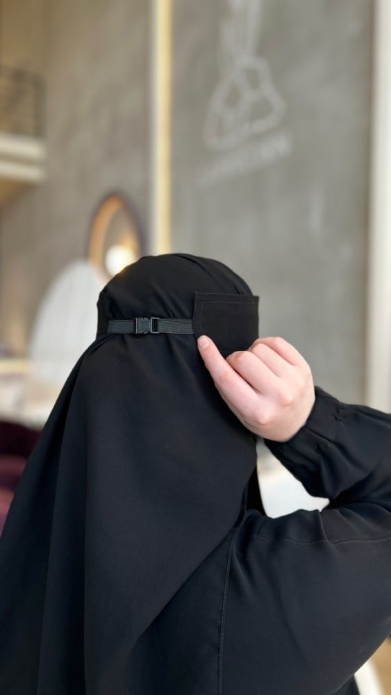 نقاب مبطن حرير أسود مشبك