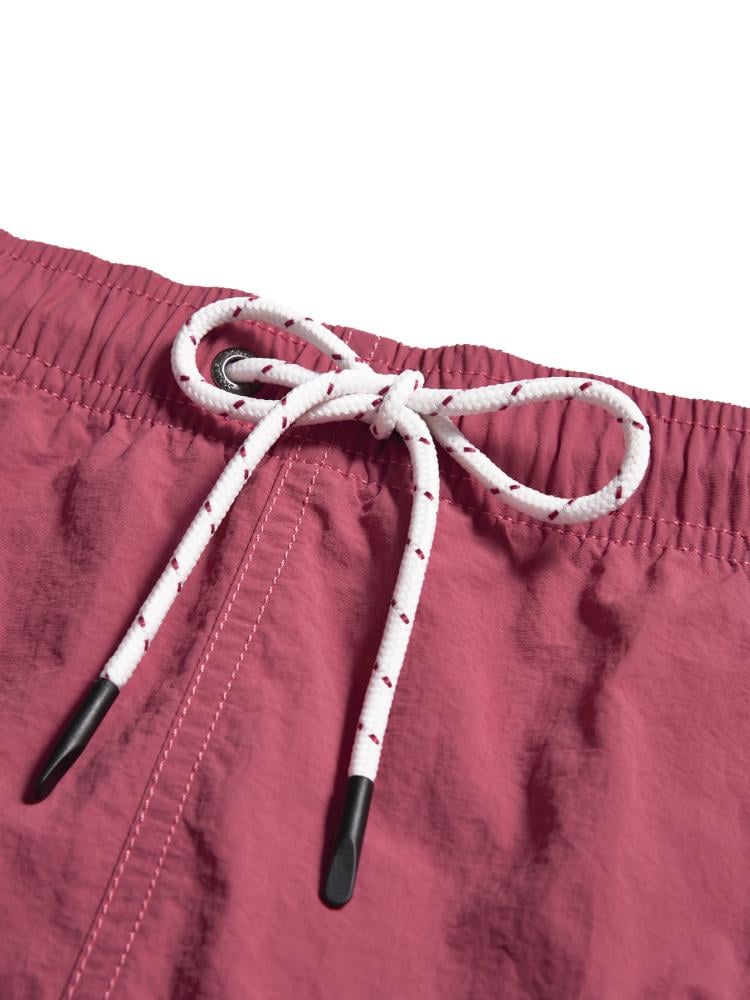 شورت الشاطئ الأحمر