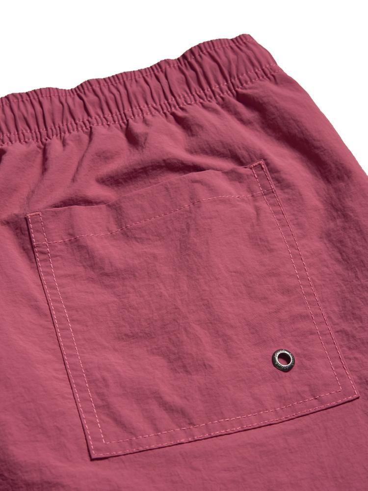 شورت الشاطئ الأحمر