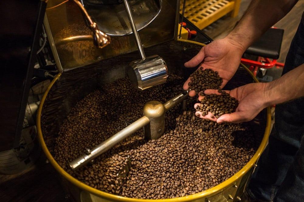 تحميص القهوة من البن الأخضر إلى القهوة الجاهزة