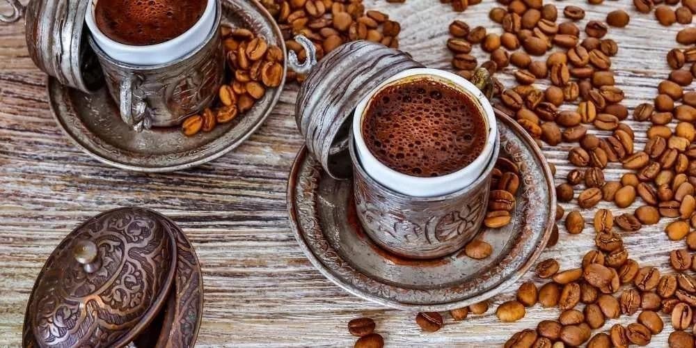 قهوة تركية و رحلة في عالم النكهة الأصيلة والتقاليد العريقة