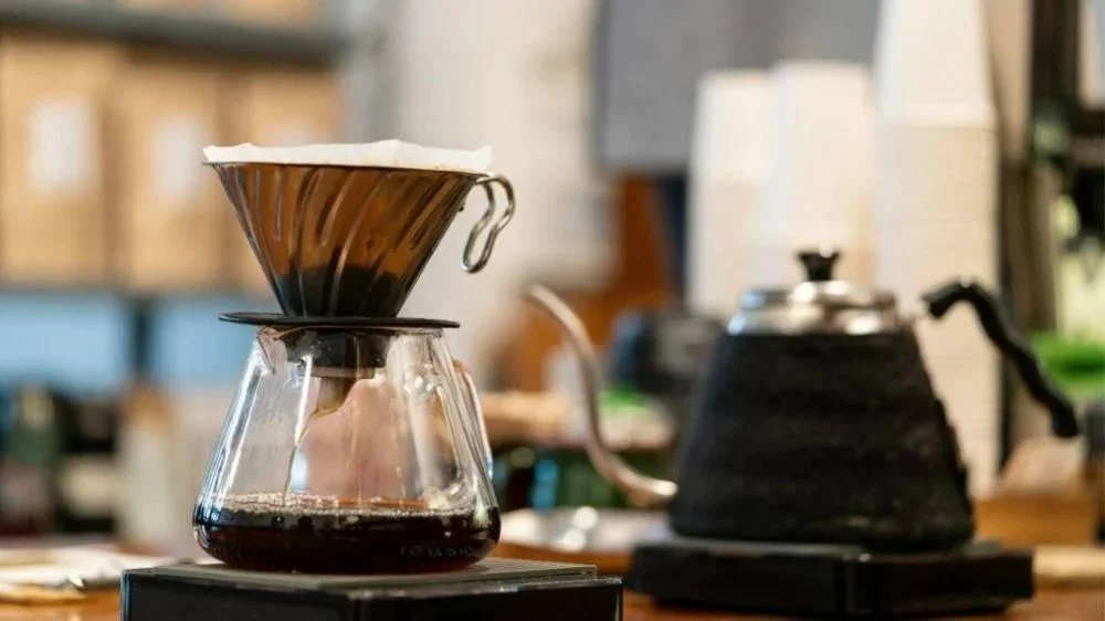 الأدوات اللازمة لتحضير القهوة المقطرة V60