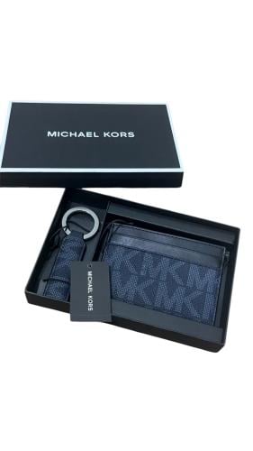 طقم هولدر اي دي مع ميدالية لون كحلي