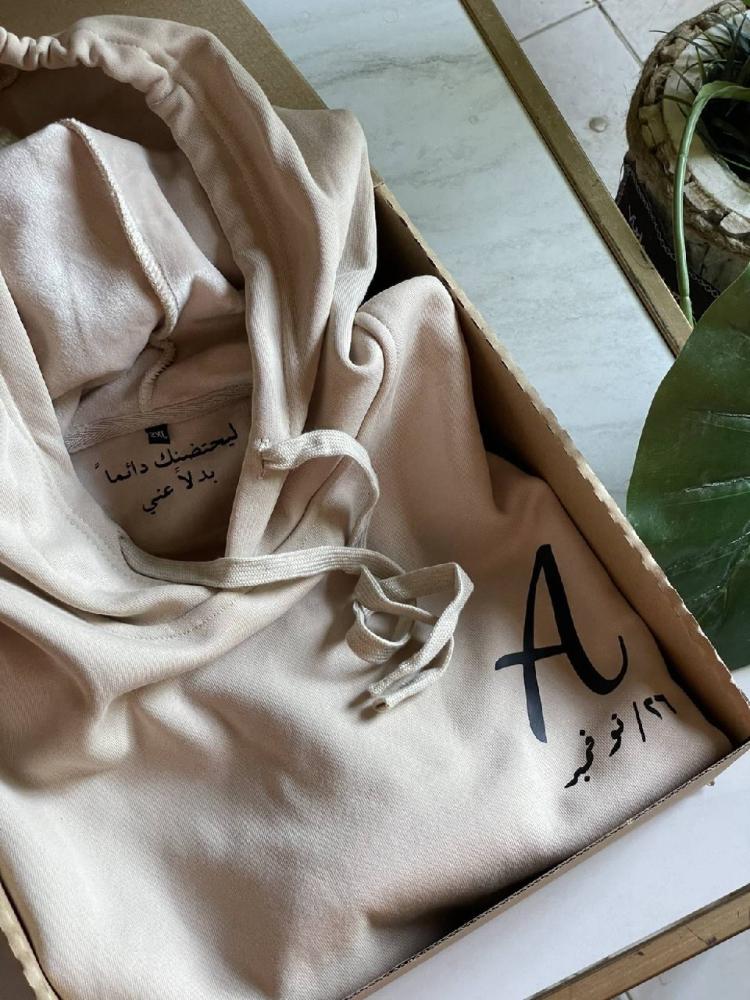 هودي ليحتضنك دائمًا – بحرف وتاريخ خاص