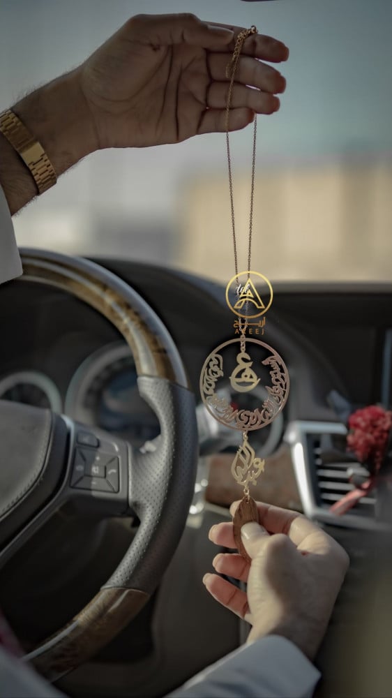 تعليقة سيارة استوداعية مع احرف متشابكة وكسره عود