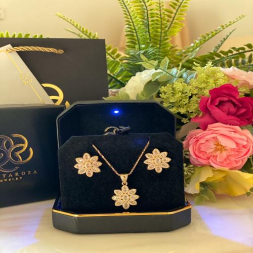 طقم راقي مطلي بالذهب ومرصع بالزركون على شكل نجوم