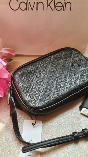 كروس ماركة كالفن كلاين