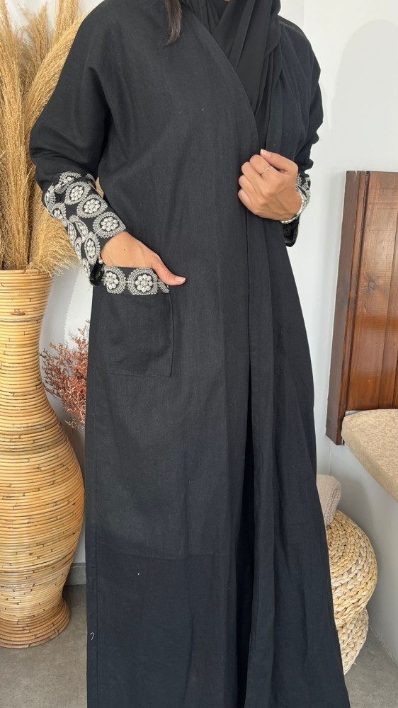 عبايات سوداء فخمة: الأناقة والرقي في تصاميم عصرية