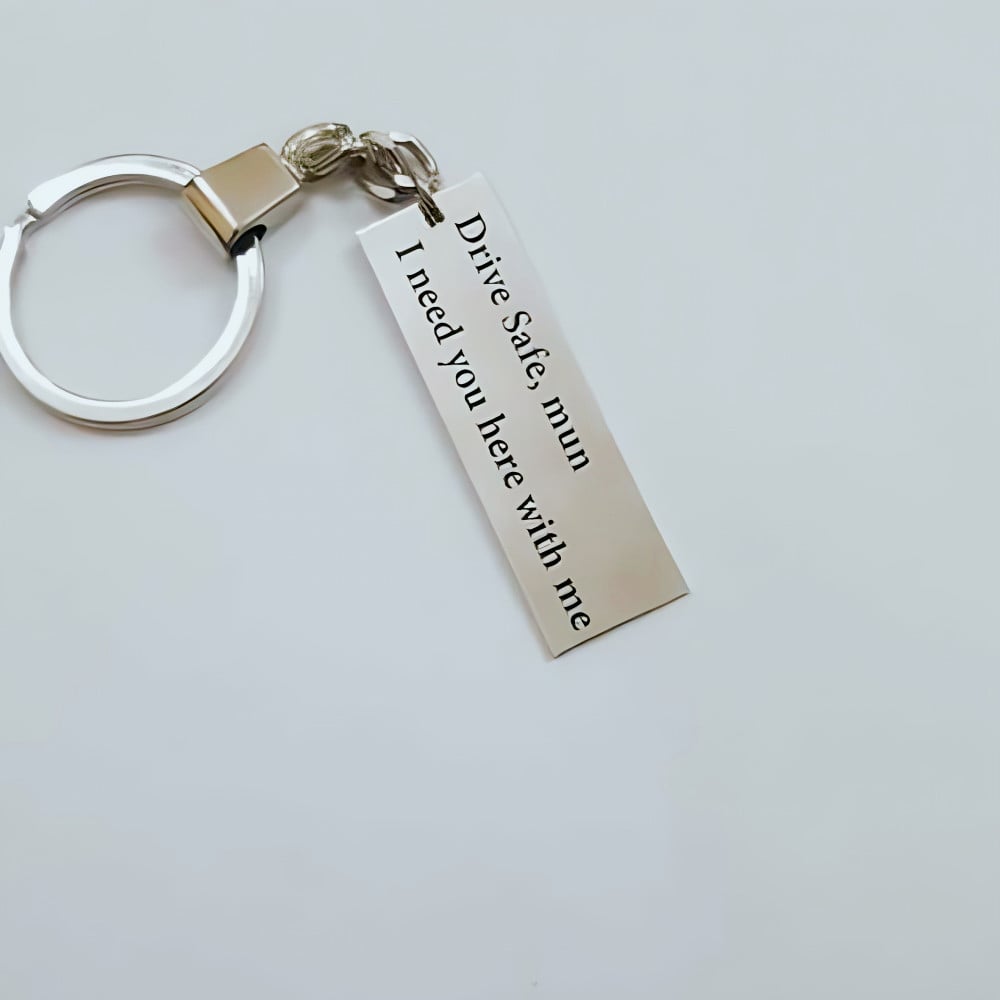 ميدالية مفاتيح عليها الاسم مع التاريخ والعبارة الي تبيها مطلية بالذهب او الفضه