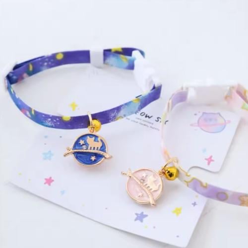 طوق مع جرس وتعليقه بلون عشوائي