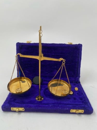 ميزان نحاس صندوق مخمل