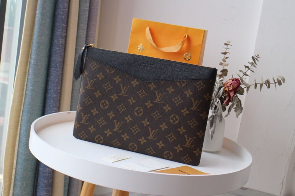 Louis Vuitton M62048 Daily Pouch Monogram Canvas Noir