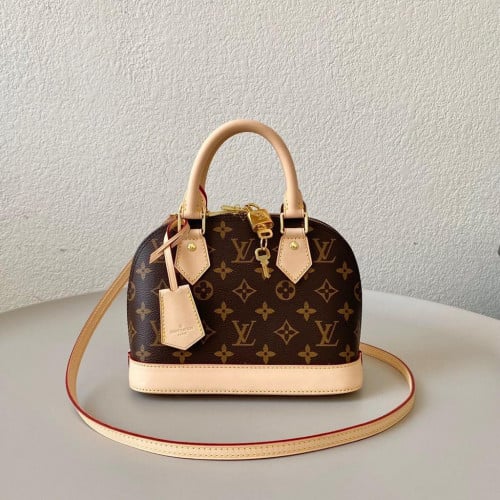 The Underrated Louis Vuitton Locky BB  what fits inside with mod shots 