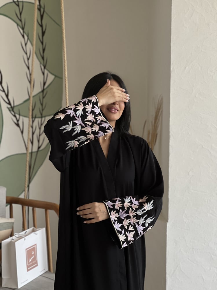 عباية تطريز ملون