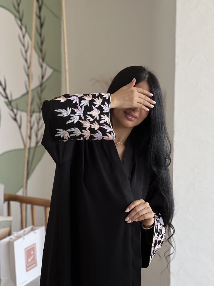 عباية تطريز ملون