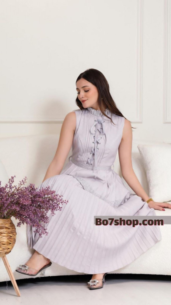 فستان بكسرات مزين بفصوص لامعه B