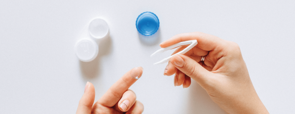 5 tricks that will make you a pro at wearing contact lenses