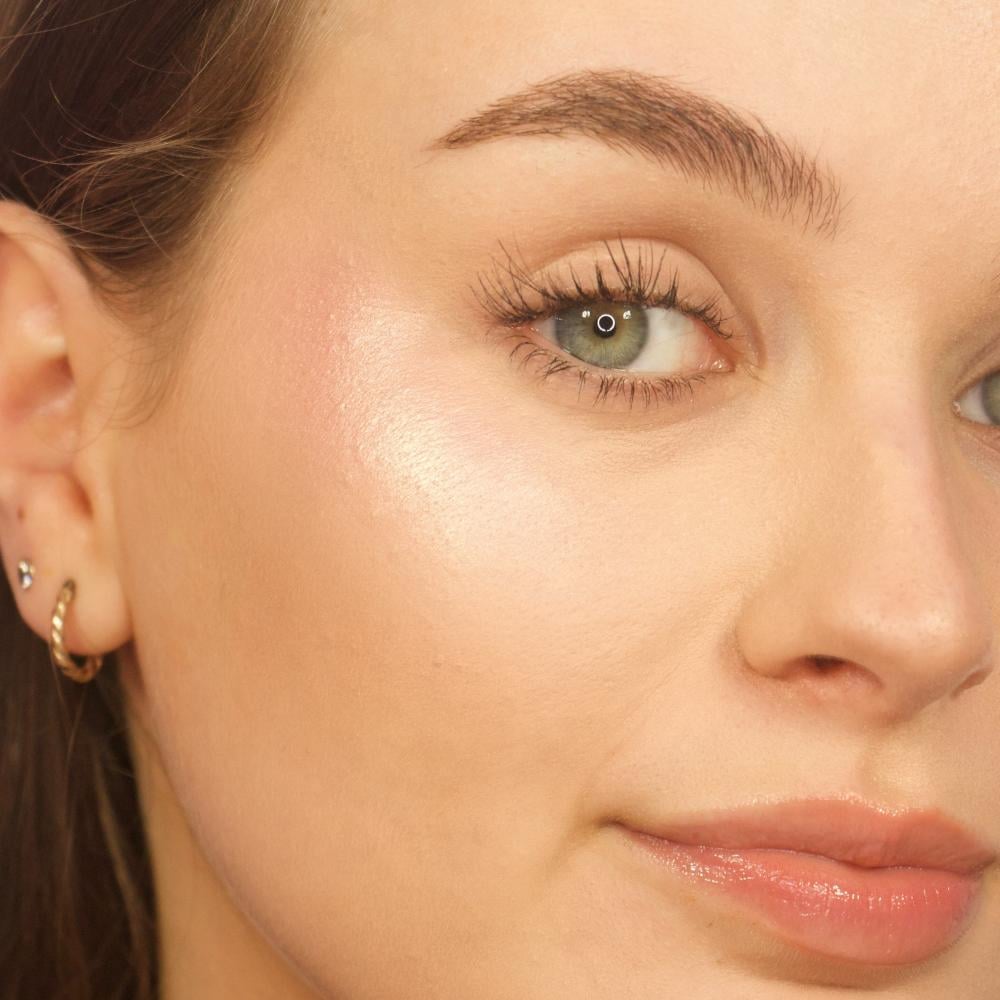 هايلايتر Beam Bright من Makeup Revolution باللون الوردي المثير