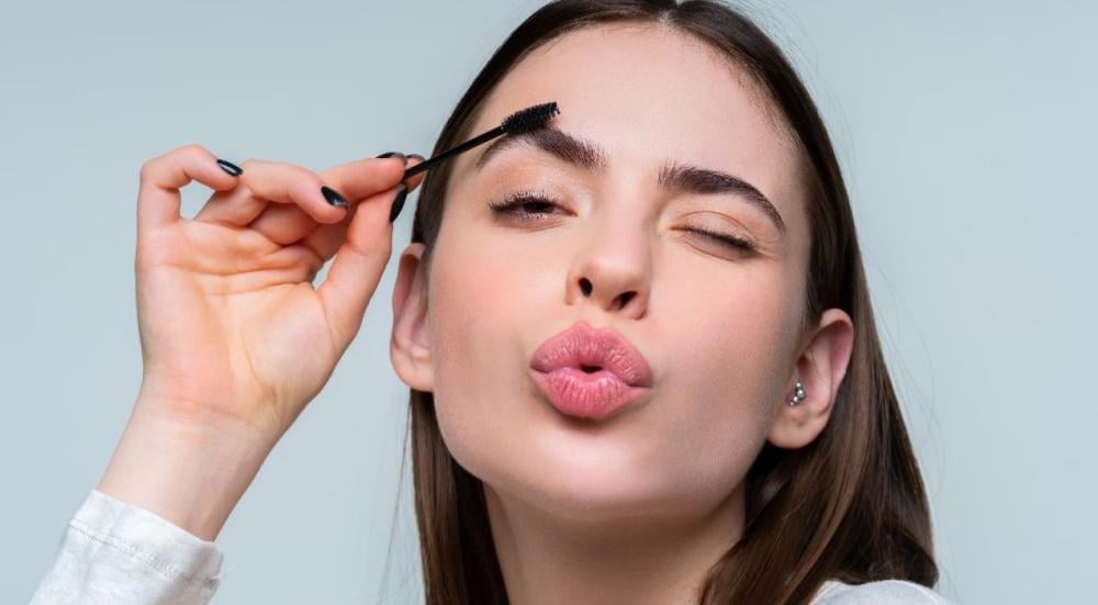 طرق طبيعية لتكثيف الحواجب