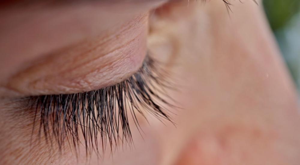 طرق تطويل وتكثيف الرموش