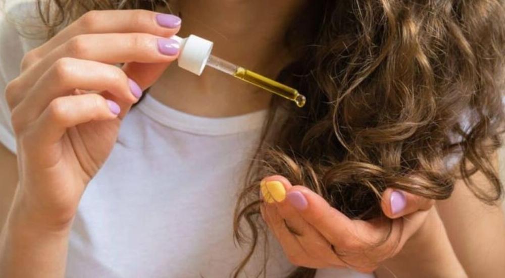 فائدة لزيت الخروع للشعر