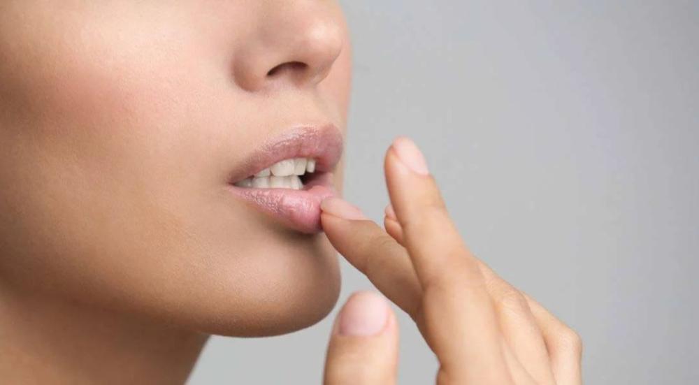 طرق ترطيب الشفاه الجافة