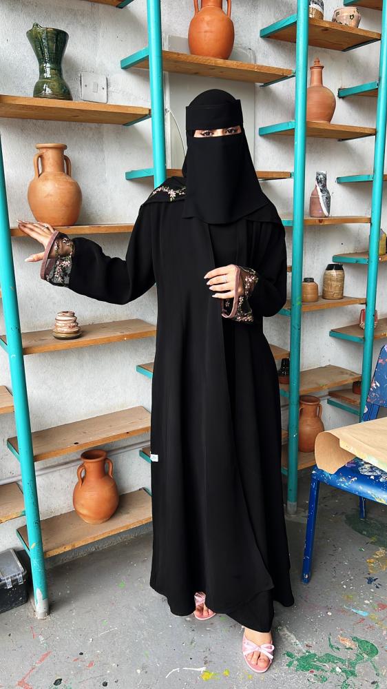 عباية بأكمام تل وورود وردي ( ٧١٢ )
