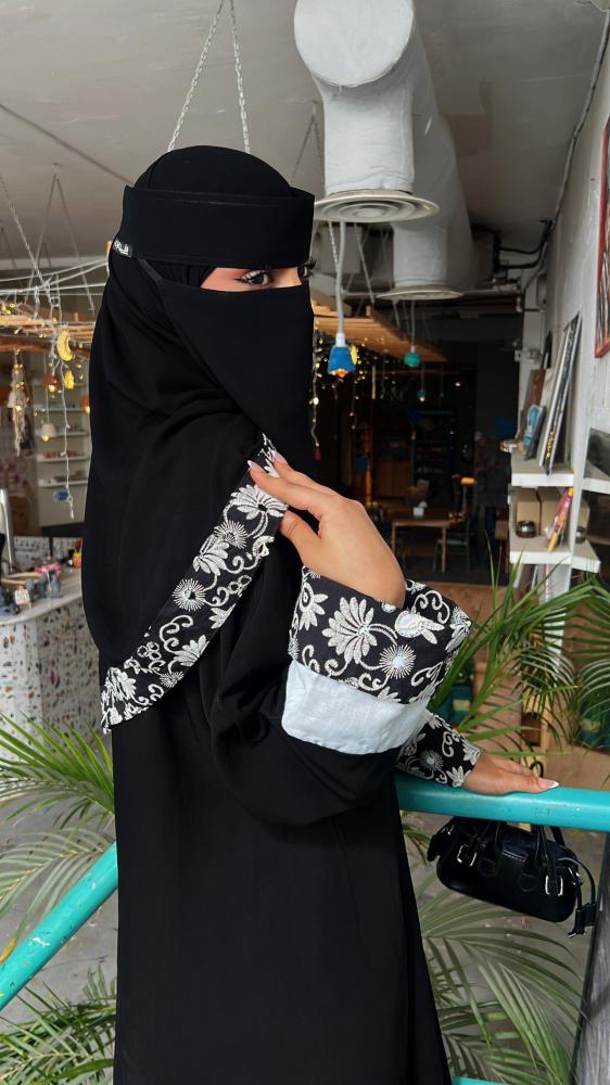 عبايَة رُقُوش. (٨١٢)