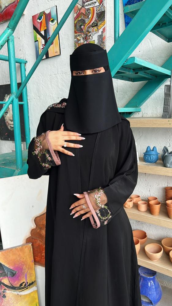 عباية بأكمام تل وورود وردي ( ٧١٢ )