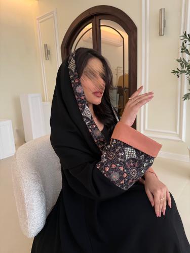عباية بأكمام منقوشه مبطنه بلون خربزي ( ٧١١ )