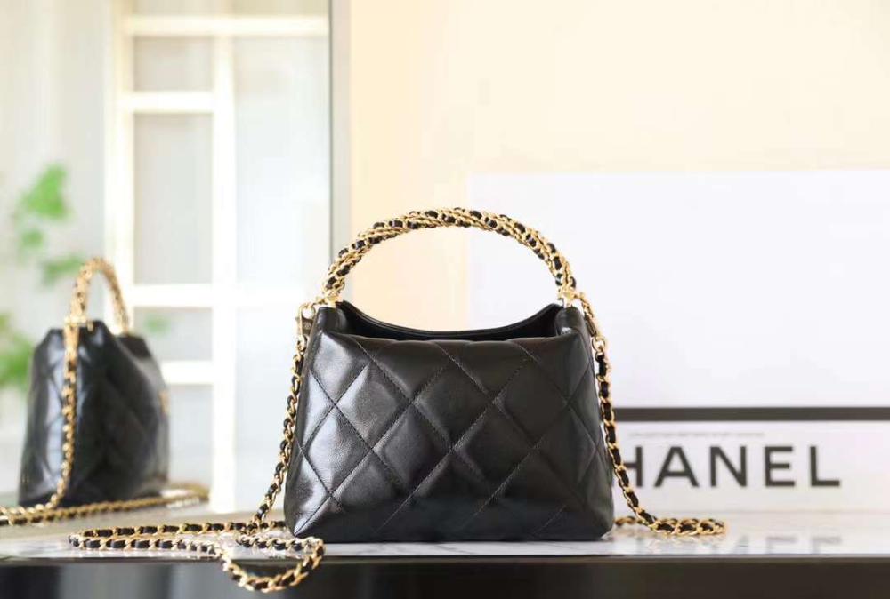 Small handbag with chain Shiny lamb leather, gold-tone metal Black