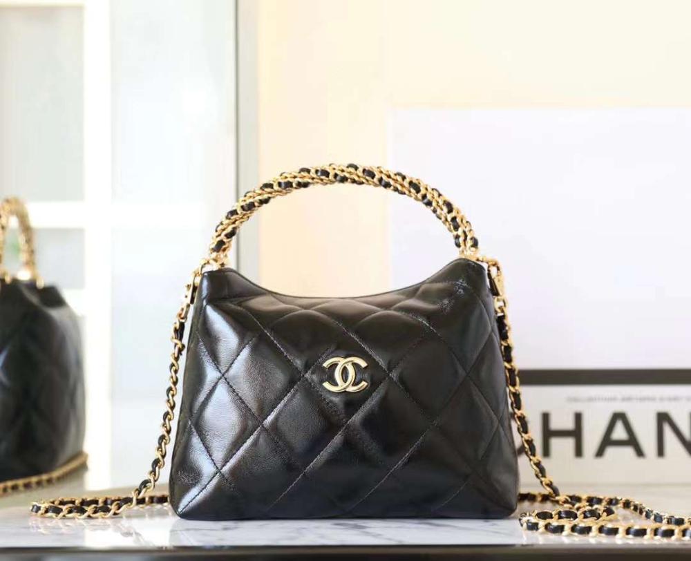 Small handbag with chain Shiny lamb leather, gold-tone metal Black