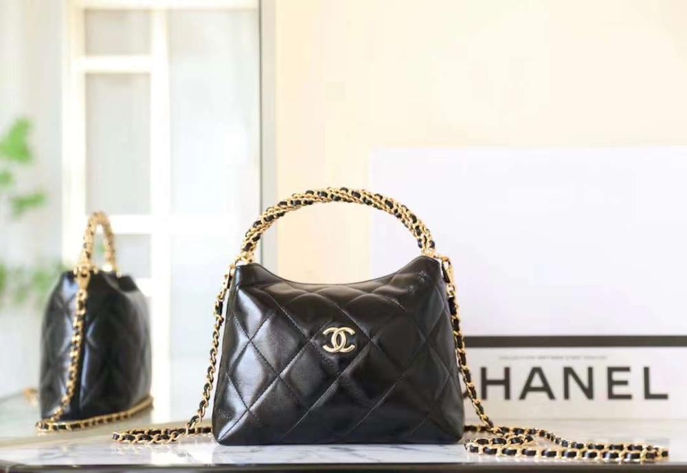 Small handbag with chain Shiny lamb leather, gold-tone metal Black
