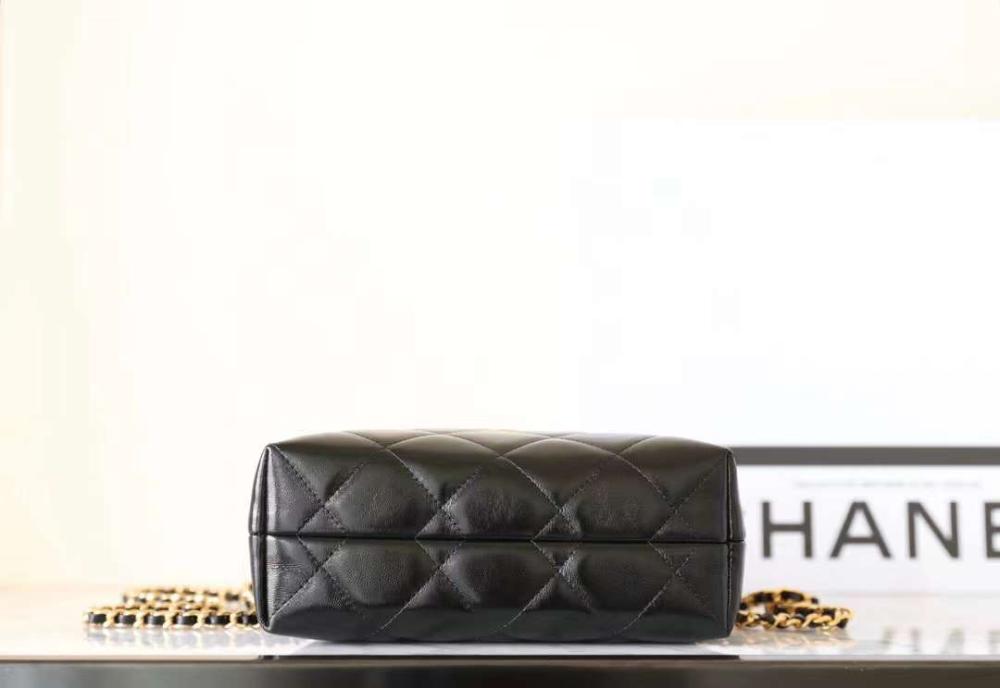 Small handbag with chain Shiny lamb leather, gold-tone metal Black