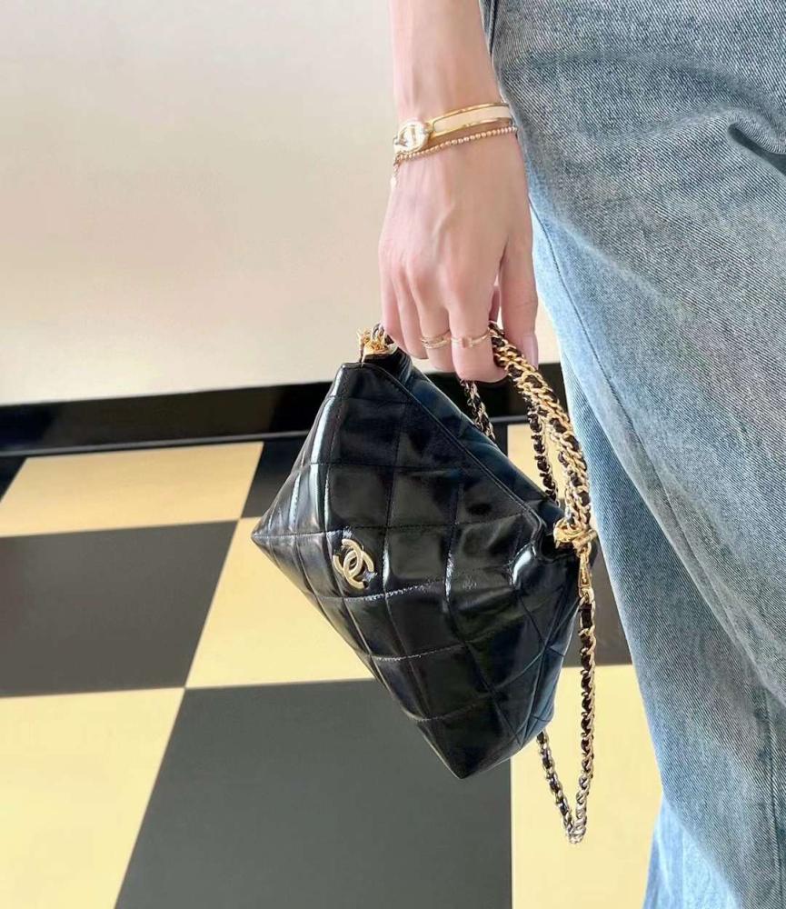 Small handbag with chain Shiny lamb leather, gold-tone metal Black
