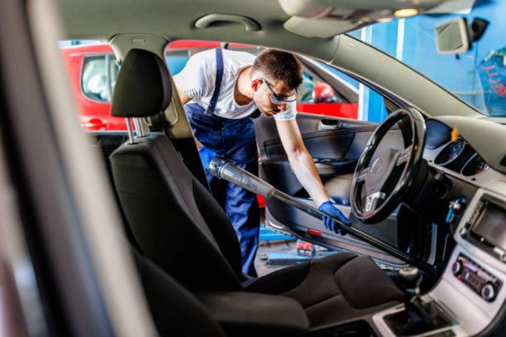 مواد تنظيف السيارة من الداخل