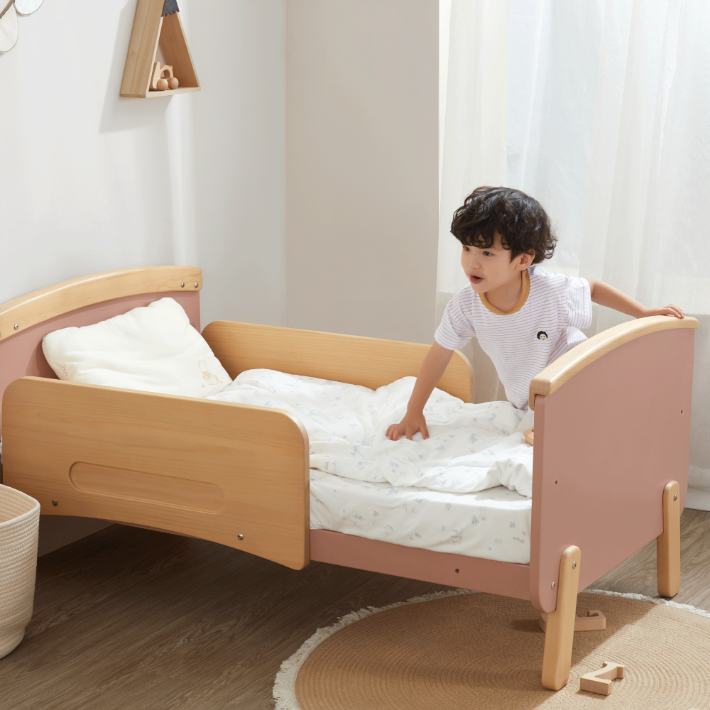 سرير أطفال بيرلي وسط مع لوحة رأسية أنيقة للأطفال