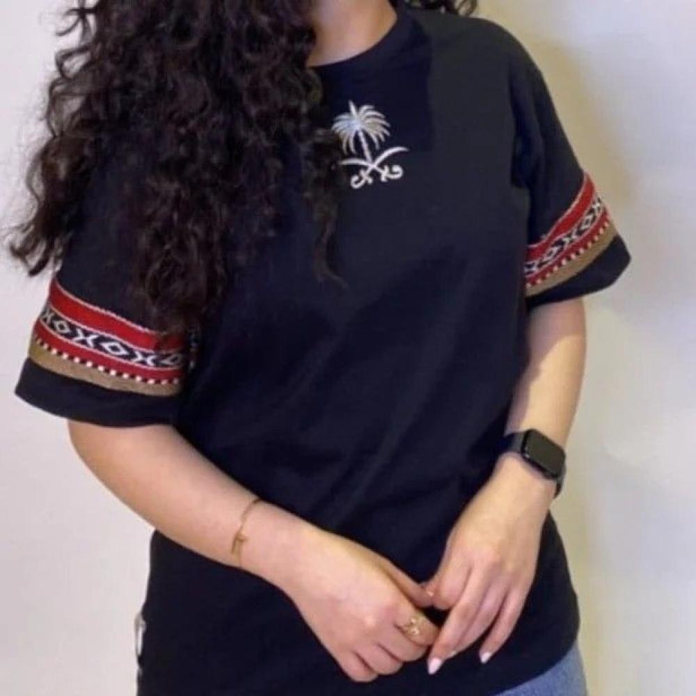 تيشيرت يوم التأسيس سدو من متجر تاج المملكة