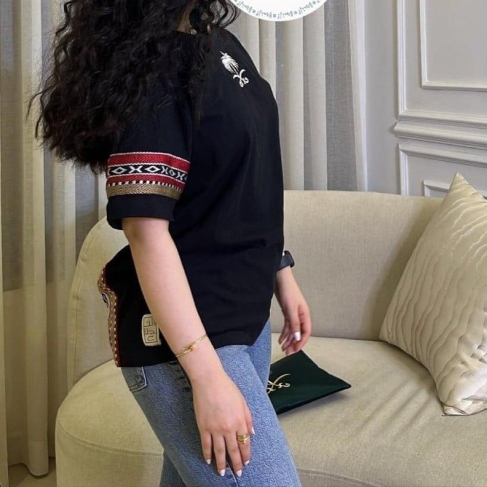 تيشيرت يوم التأسيس سدو من متجر تاج المملكة
