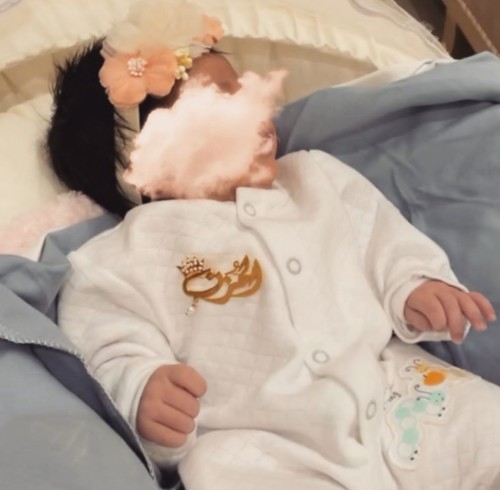 بروش أطفال مع تاج صغير