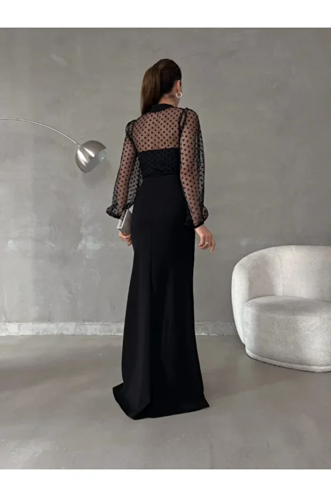 فستان سهرة بنفسجي بياقة عالية مع تفاصيل تول وفتحة أنيقة