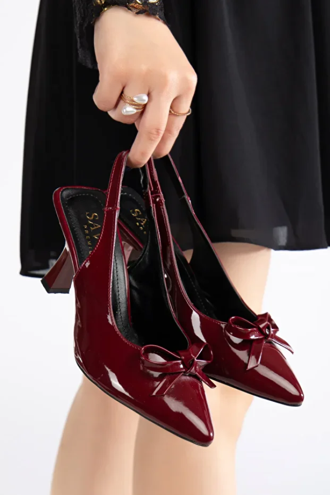 حذاء نسائي أحمر بكعب رفيع مقدمة مدببة مزين بفيونكة