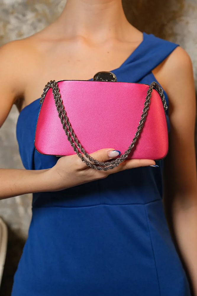 حقيبة سهرة ساتان فوشيا بسلسلة ذهبية