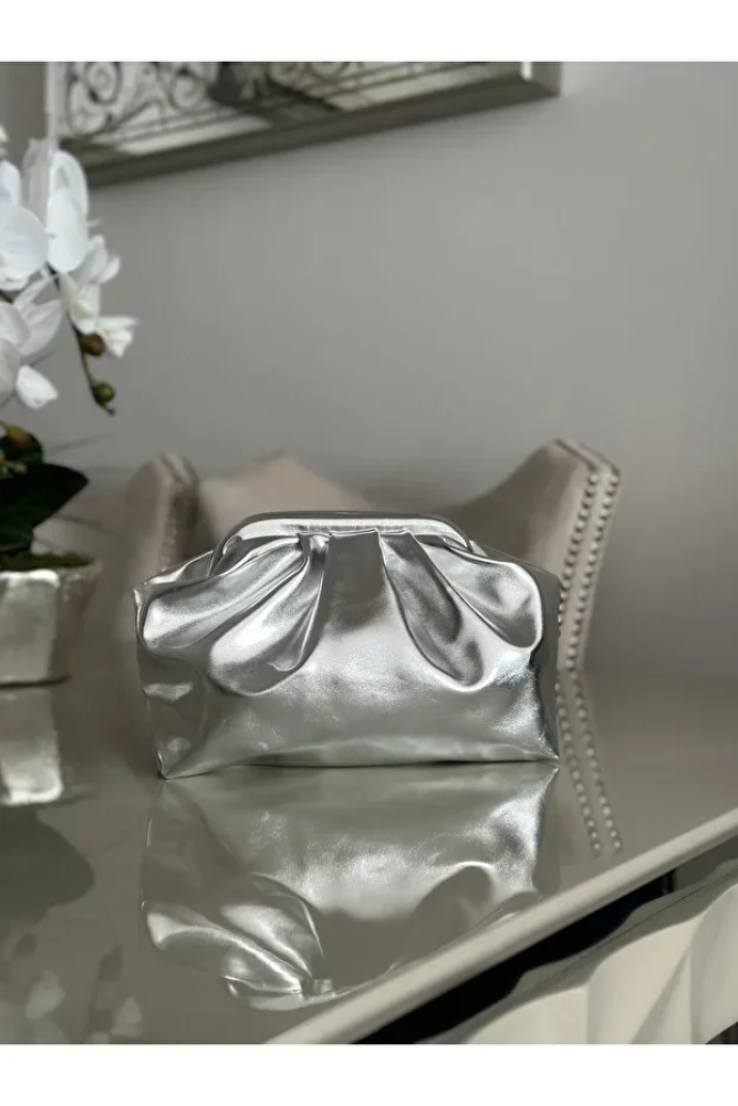 كلتش ساتان بيج مطفأ بحمالة جلد صناعي، مناسب للسهرة والإطلالات الكاجوال