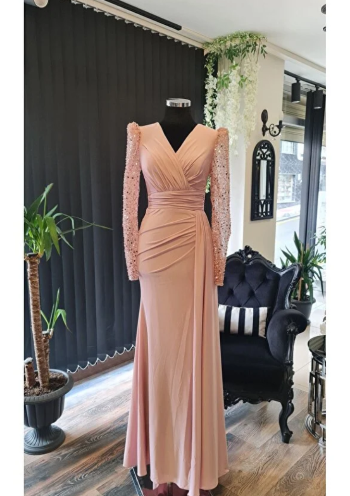 فستان وعد بلون إكرو – ليكرا وياقة مزدوجة وأنيقة (وز)