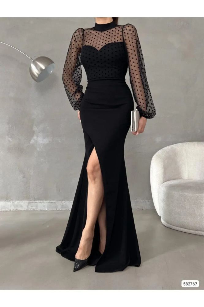 فستان سهرة بنفسجي بياقة عالية مع تفاصيل تول وفتحة أنيقة