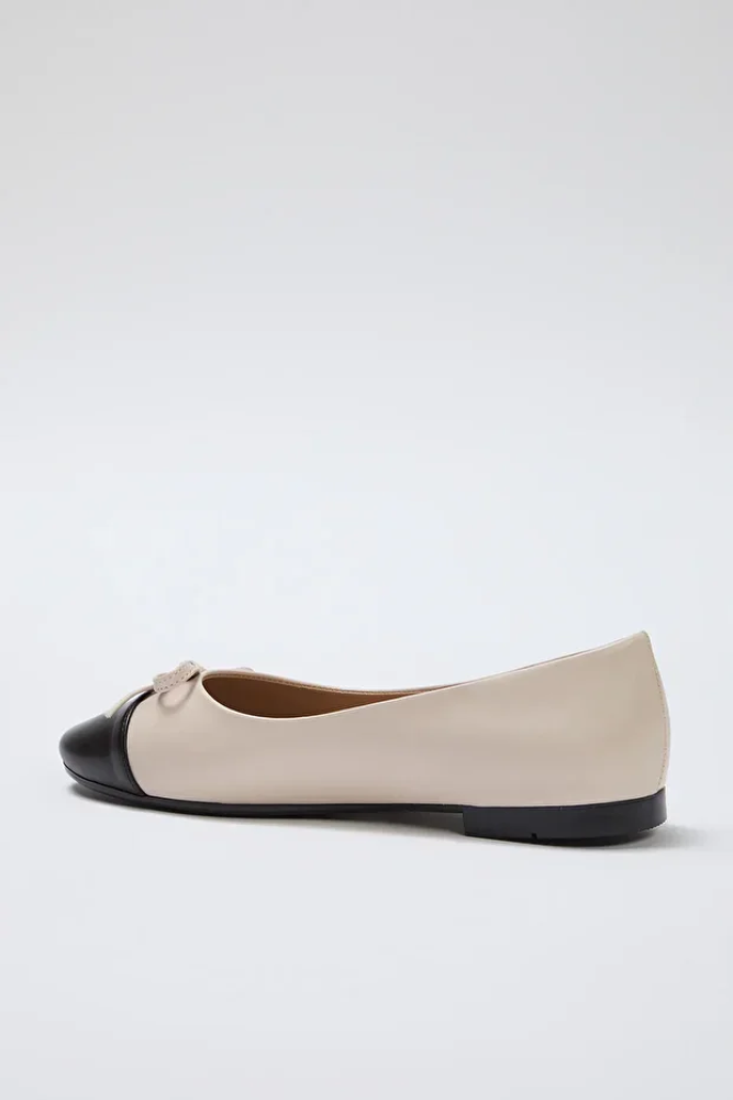 باليرينا نسائي بيج بمقدمة لوزية وزينة فيونكة ملونة