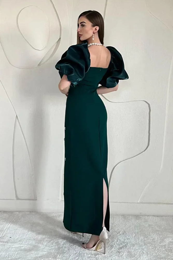 فستان مطرّز بتفاصيل على الأكمام وزخارف أنيقة