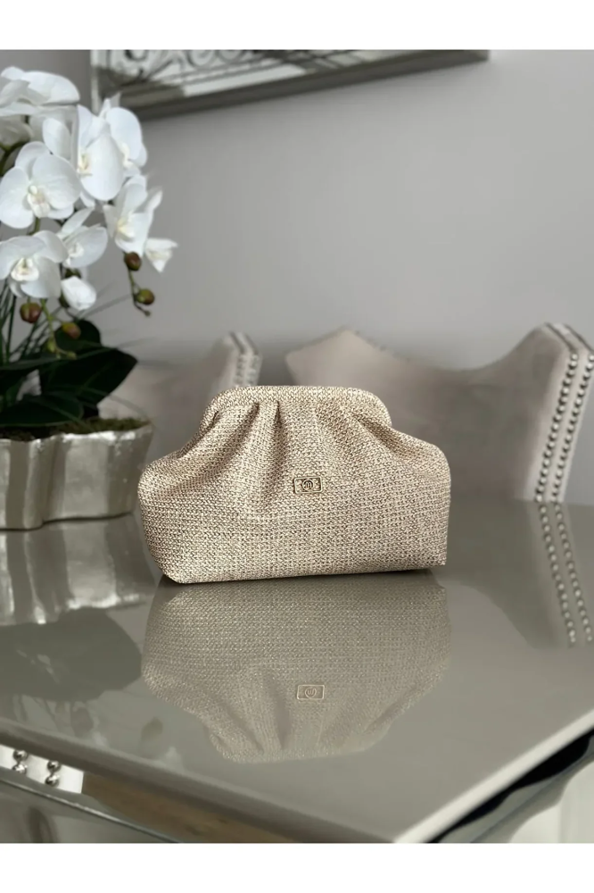 كلتش ساتان بيج مطفأ بحمالة جلد صناعي، مناسب للسهرة والإطلالات الكاجوال